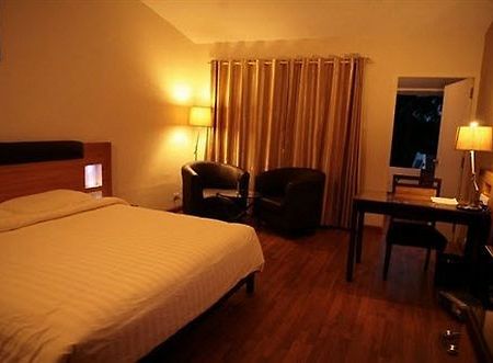 Deccan Plaza Hotel - Ооти Екстериор снимка